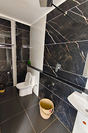 Bathroom & Toilet – Hornbill Castle Homestay Valparai Hygienic toilet facility in Valparai homestay
