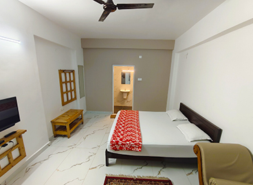 Standard King Room – Hornbill Castle Homestay Valparai Premium king size bedroom at Hornbill Castle